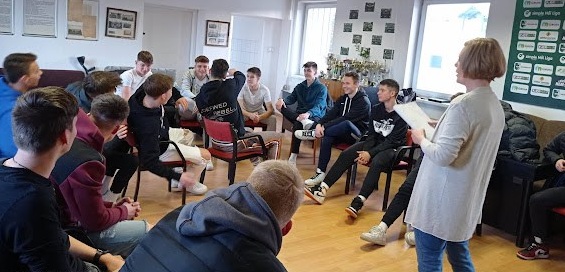 Drámás foglalkozás 17 éves fiúknak